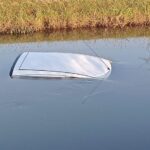 Auto sumergido en el canal de riego