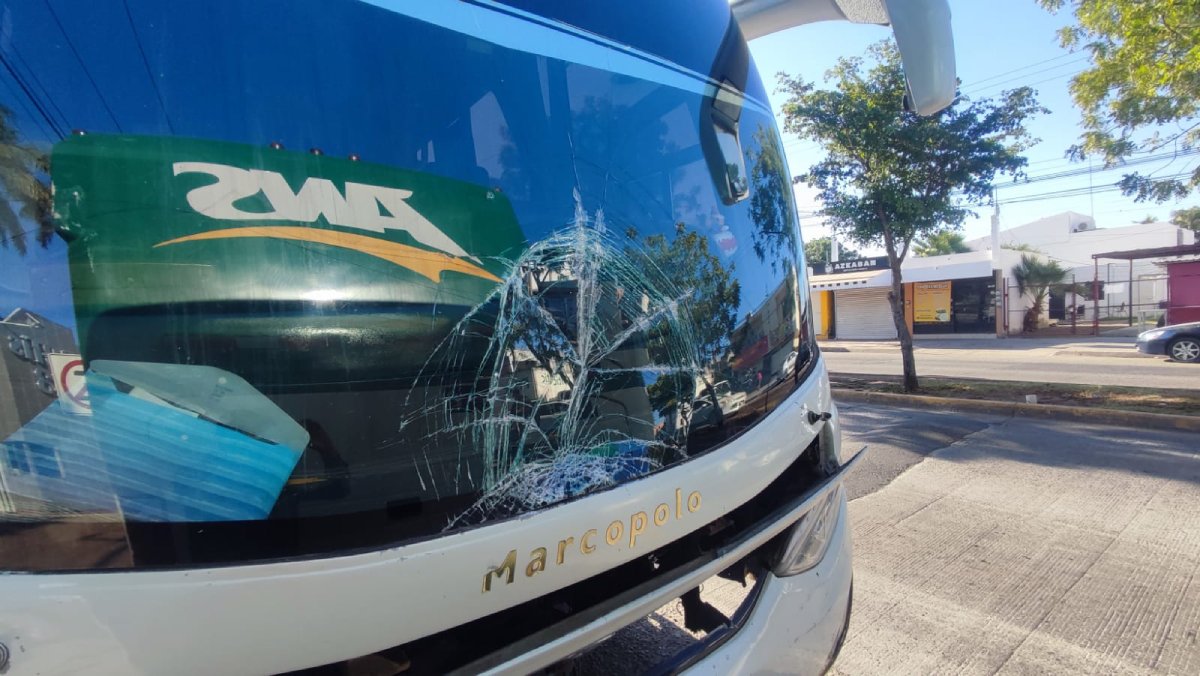 Estudiante embestido por autobús