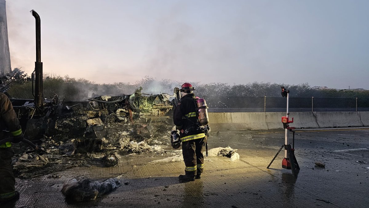 Tráiler se incendia en la México 15